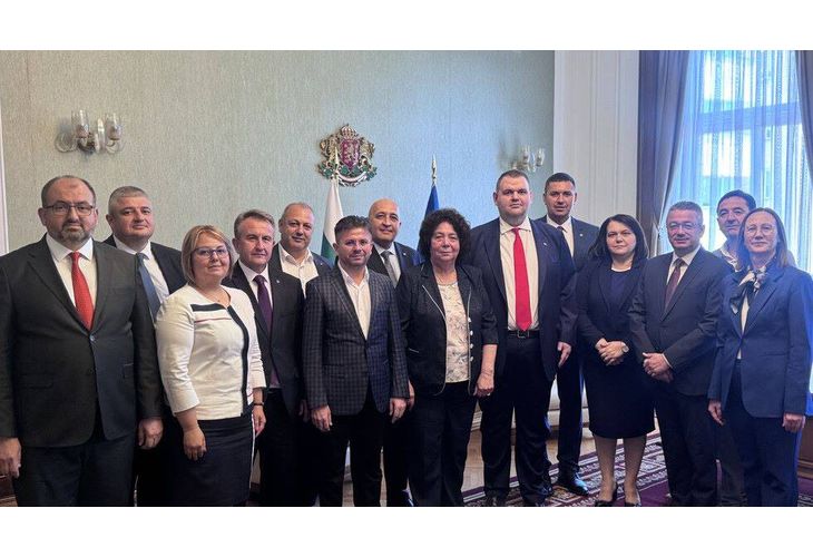 Пеевски включи всички общини на ДПС в област Кърджали в стратегията "Ново начало" Пеевски включи всички общини на ДПС в област Кърджали в стратегията "Ново начало"