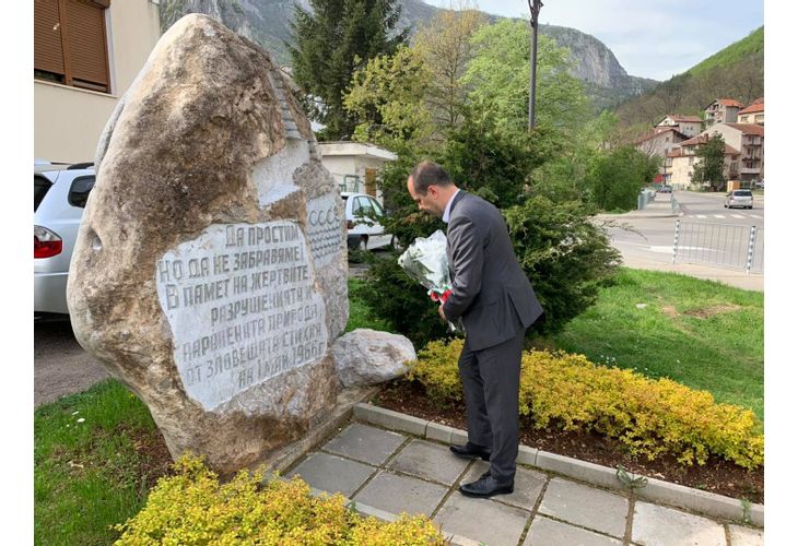 Кметът Калин Каменов поднесе цветя пред паметния знак за загиналите в голямото наводнение