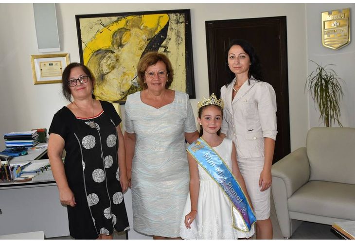 Кметът на Ловеч се срещна с малката Мис Планет 2022