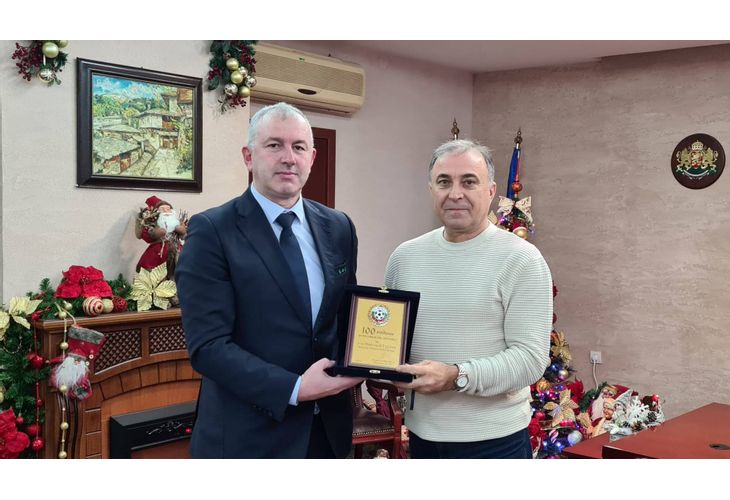 Кметът на Нова Загора получи почетен плакет на Българския футболен съюз