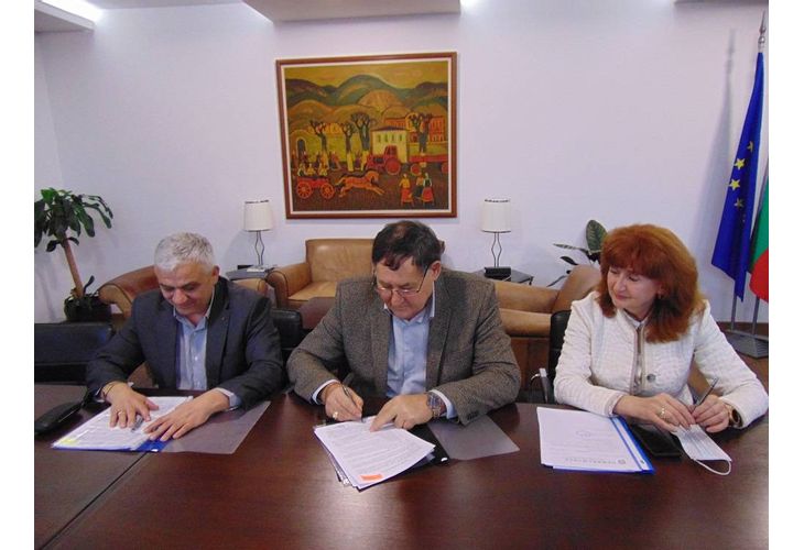 Кметът на Шумен Любомир Христов подписва договорът за ремон на уличната мрежа в града