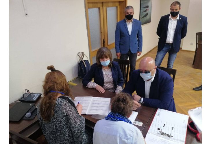 Коалиция ГЕРБ-СДС регистрира листата си с кандидат-депутати в Силистра