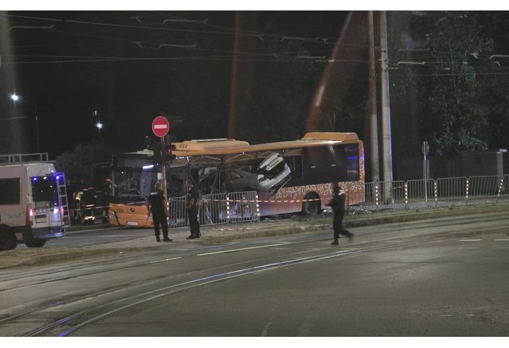 Кола се вряза в автобус в София Кола се вряза в автобус в София