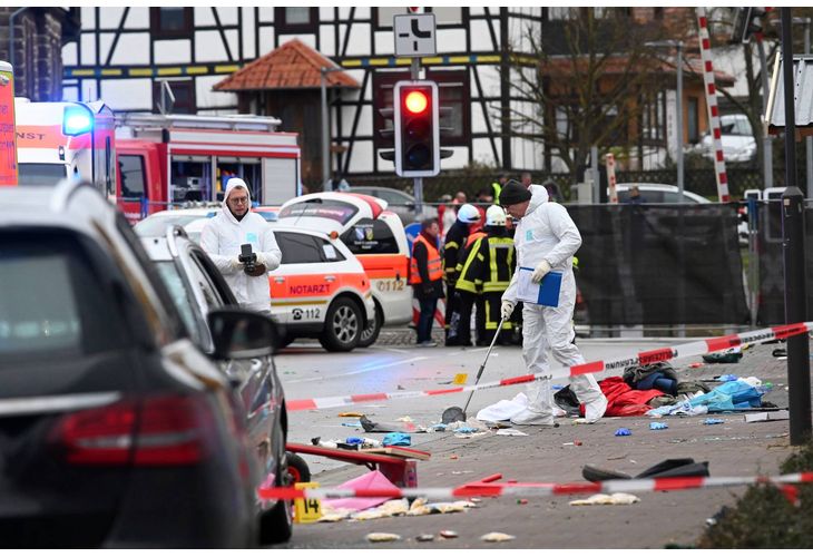 Кола се вряза в карнавал в Белгия, има поне 6 жертви