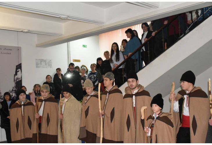 Коледари огласиха с песните си сградата на община Ловеч