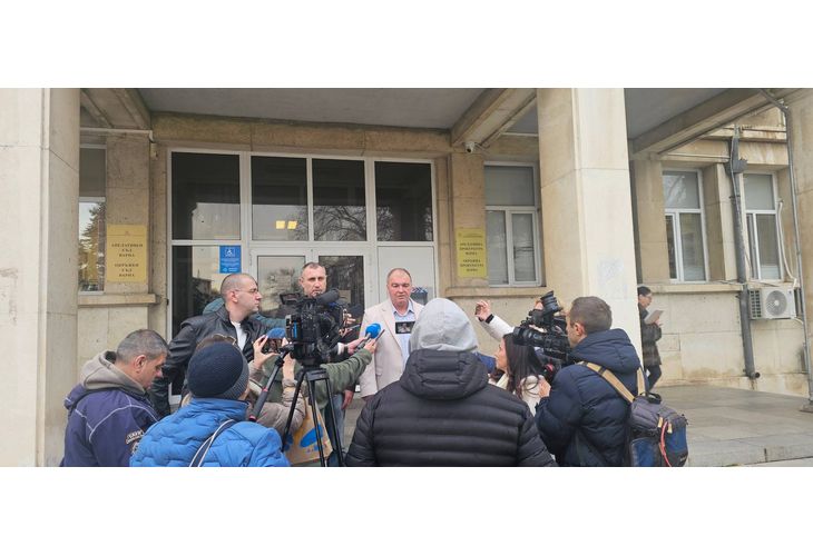 Двама мъже на възраст 42 г. и 36 г. са