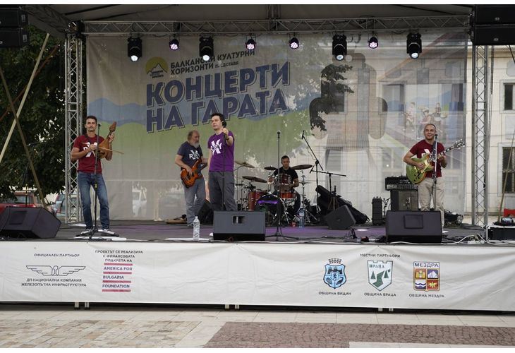 Концерт на гарата в Мездра Концерт на гарата в Мездра