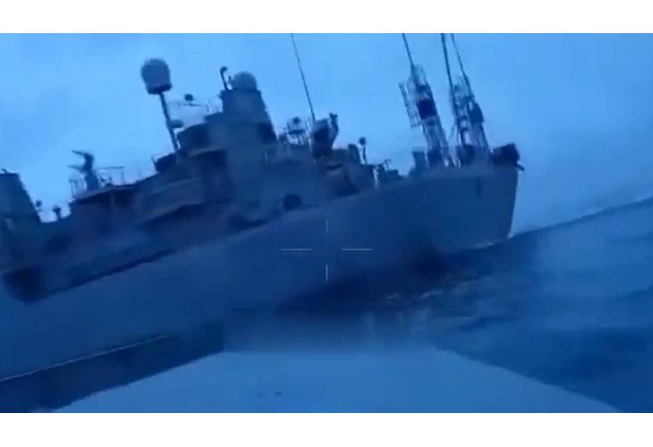 Корабът Иван Хурс, секунди преди да бъде поразен от украински дрон
