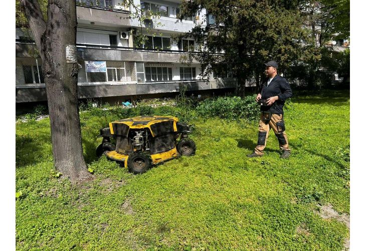 Косачка робот вече коси зелените площи в Асеновград