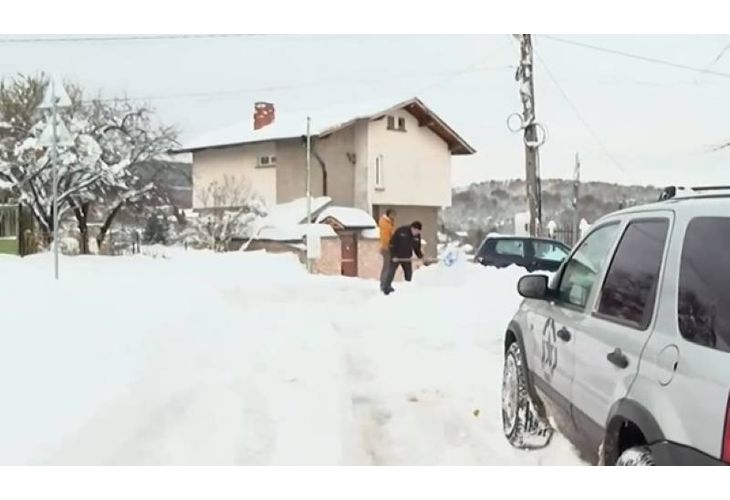 След обилния снеговалеж обстановката във Владая остава тежка, като улиците