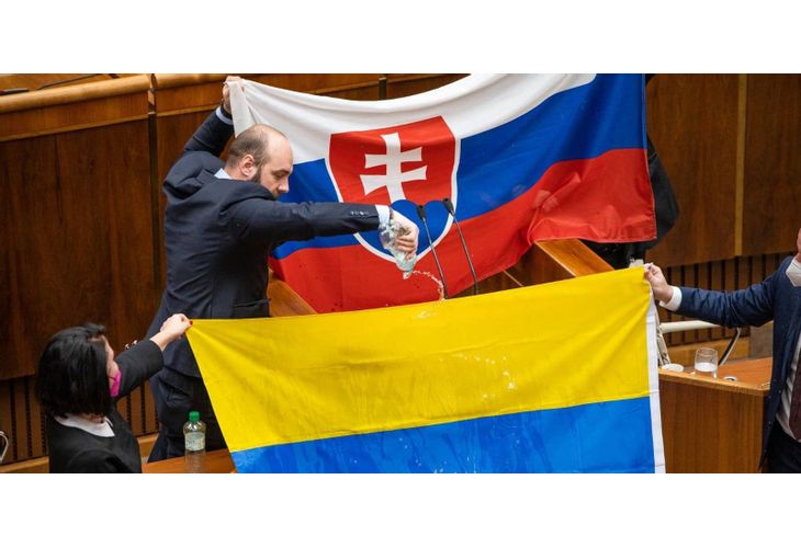 Крайнодесен словашки депутат облива украинското знаме Крайнодесен словашки депутат облива украинското знаме