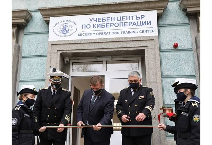 Красимир Каракачанов реже лентата на откриването на Център по кибероперации