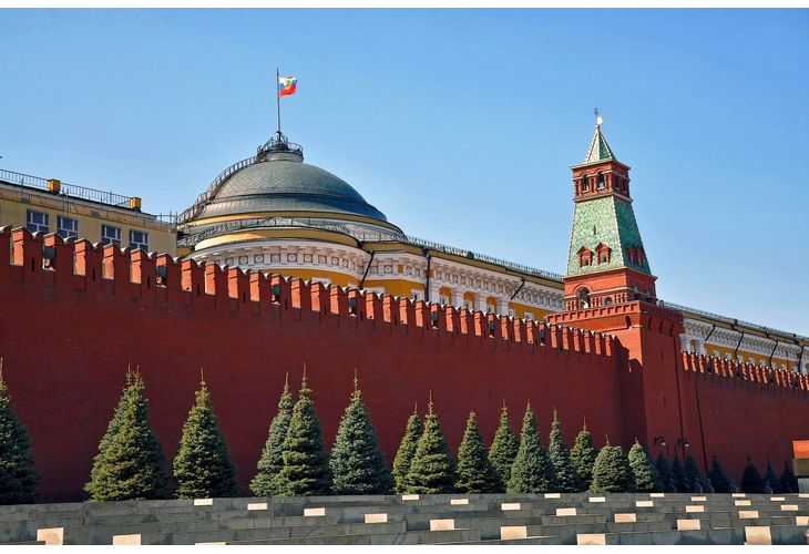 Стените падат, а Кремълската (стена) също не е вечна. Империите