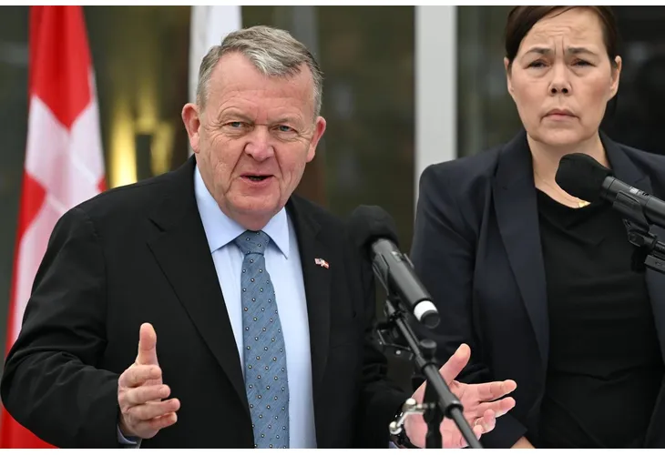 Датският външен министър Ларс Льоке Расмусен  и външната министърка на Гренландия Вивиан Моцфелт