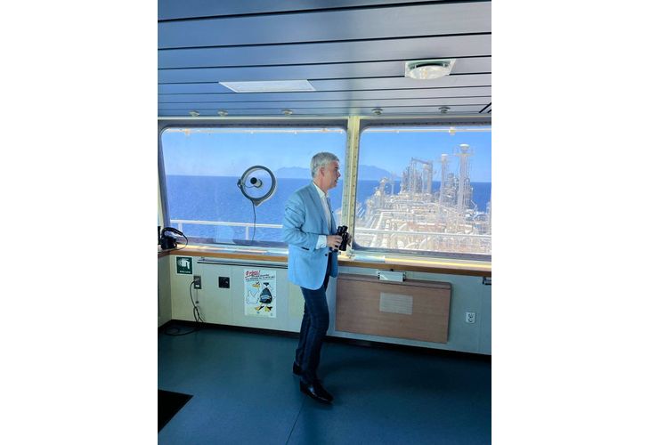 Енергийният министър Владимир Малинов, който заедно с представители на проектната компания "Газтрейд" С.А. инспектира приключилите дейности по съоръжението на място, на борда на платформата в Александруполис, Гърция Енергийният министър Владимир Малинов, който заедно с представители на проектната компания "Газтрейд" С.А. инспектира приключилите дейности по съоръжението на място, на борда на платформата в Александруполис, Гърция