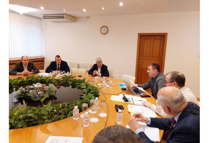 Среща, иниицирана от министъра на енергетиката Владимир Малинов с представители на Комисията за енергийно и водно регулиране, "Електроенергиен системен оператор" ЕАД и трите електроразпределителни дружества - "Електроразпределителни мрежи Запад" ЕАД, "Електроразпределение Север" АД, "Електроразпределение Юг" ЕАД Среща, иниицирана от министъра на енергетиката Владимир Малинов с представители на Комисията за енергийно и водно регулиране, "Електроенергиен системен оператор" ЕАД и трите електроразпределителни дружества - "Електроразпределителни мрежи Запад" ЕАД, "Електроразпределение Север" АД, "Електроразпределение Юг" ЕАД