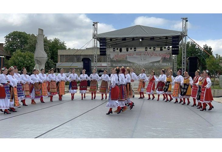 Над 700 танцьори се изявиха на Петия национален фолклорен фестивал "Хорцѐто на Дефилето" в Мездра Над 700 танцьори се изявиха на Петия национален фолклорен фестивал "Хорцѐто на Дефилето" в Мездра