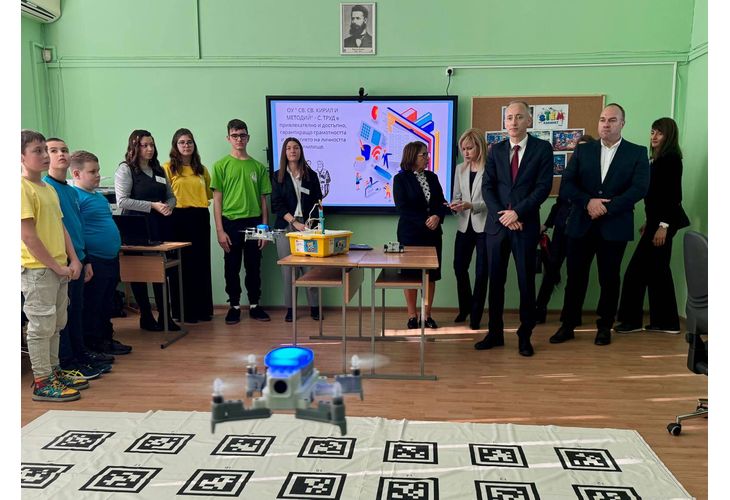 Министър Вълчев откри STEM център и в ОУ "Св. Св. Кирил и Методий" в село Труд