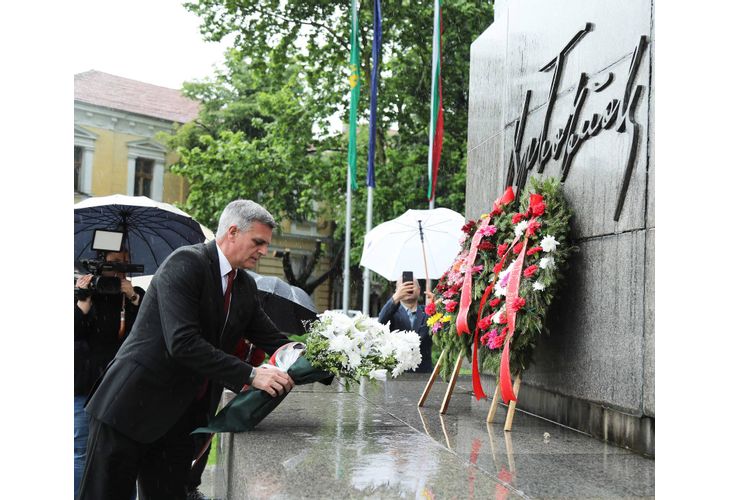 Министър-председателят Стефан Янев отдаде почит на подвига на Христо Ботев във Враца