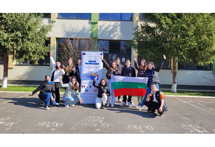 Група от 12 младежи към Младежки информационен център - Карлово