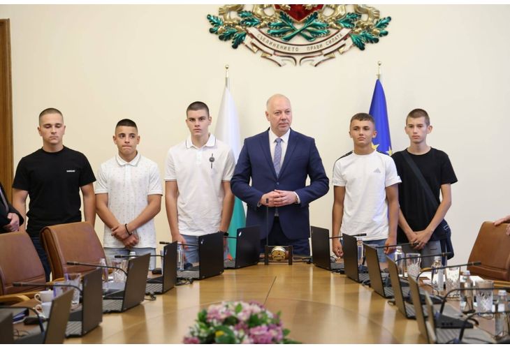 Министър-председателят Росен Желязков представи петимата младежи, които помагат при погасяването на пожарите в района на Сунгурларе Министър-председателят Росен Желязков представи петимата младежи, които помагат при погасяването на пожарите в района на Сунгурларе