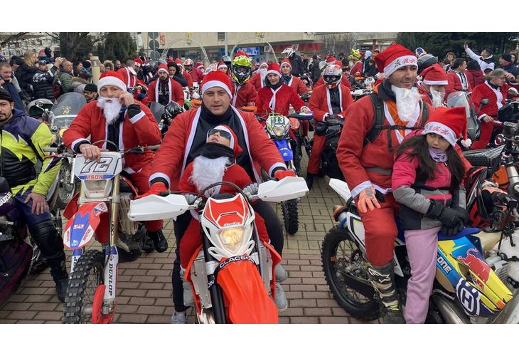 Снимка: Стотици мотористи, облечени като Дядо Коледа, обиколиха Търново за благотворителност