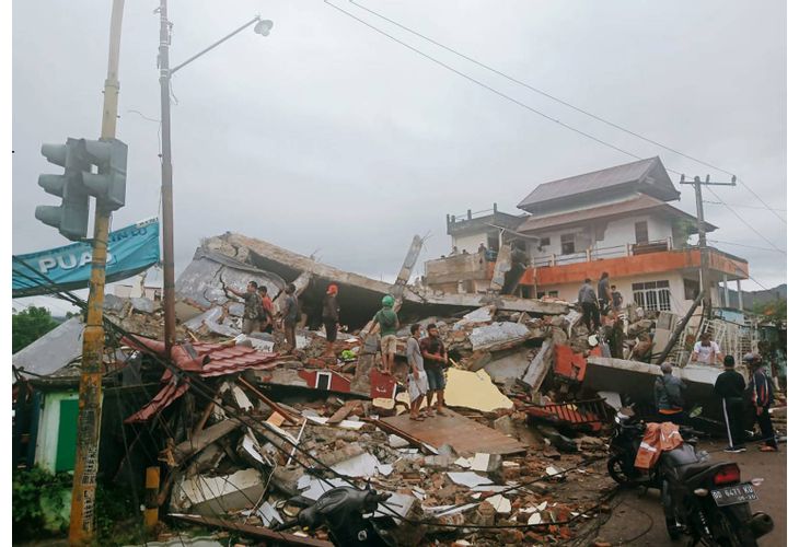 Мощно земетресение в Индонезия, има 26 загинали и 600 ранени