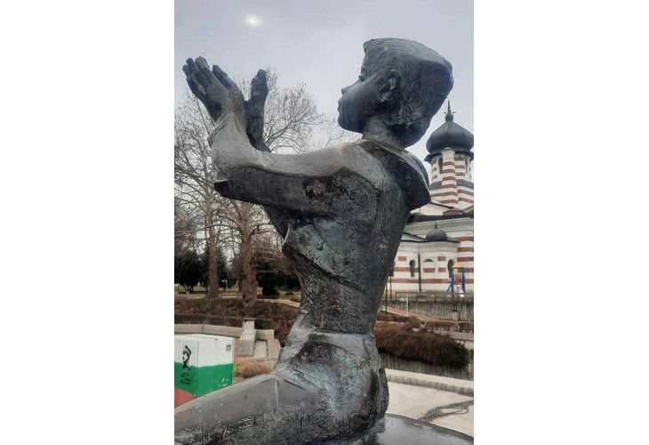 Снимка: Мъж откърти с чук част от емблематичната скулптура "Щастливеца" в Плевен