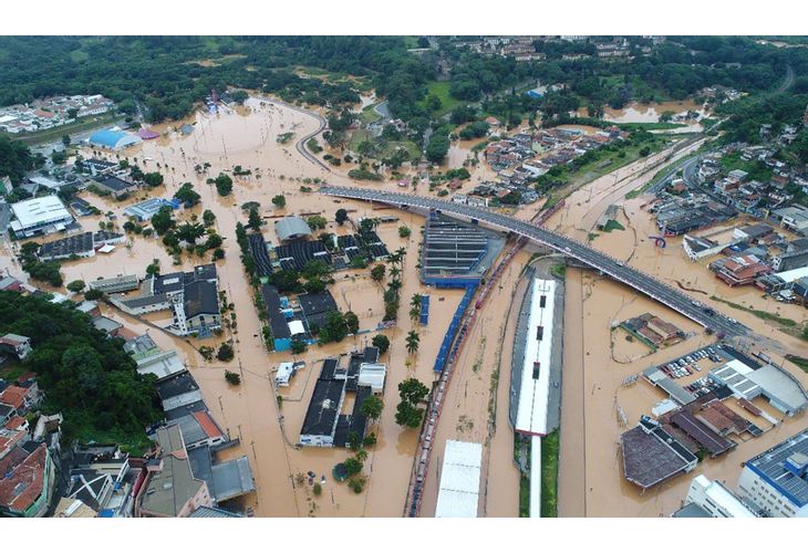 Най-малко 19 души са загинали при наводнения и свлачища, причинени