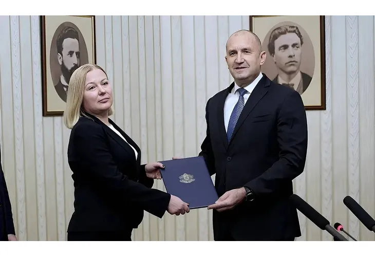 Надежда Йорданова получи и върна мандата