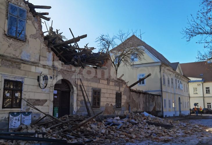 Най-силно пострадал е град Петриня, чиято централна част според местни медии, е неузнаваема