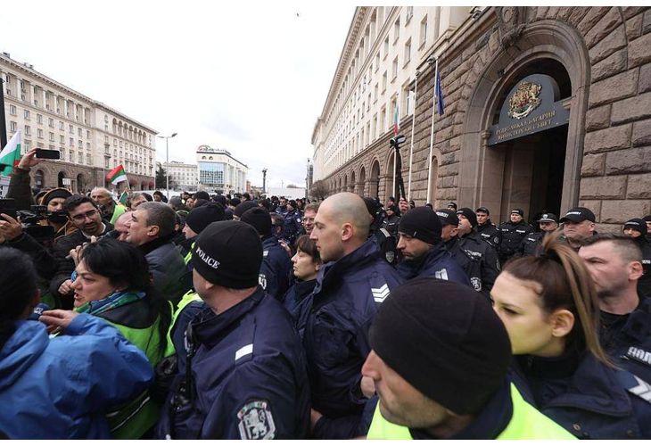 Протестът на земеделците в Триъгълника на властта ескалира - хората