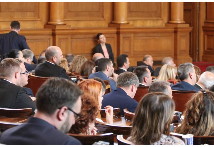 Парламентът гласува оставката на Никола Минчев. 125 бяха за, 113