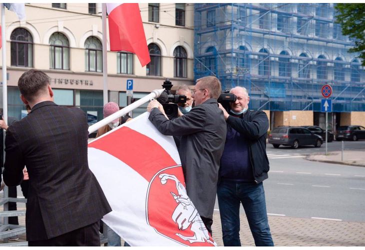 Националният флаг на Беларус в Рига беше заменен със знамето на беларуската опозиция