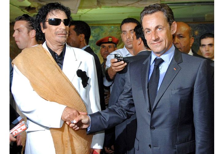 Никола Саркози и Муамар Кадафи