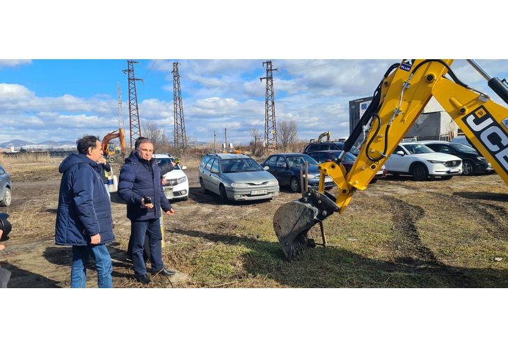 Николай Грозев, кмет на Община Нова Загора даде старт на дейностите с ритуално разбиване на бутилка вино