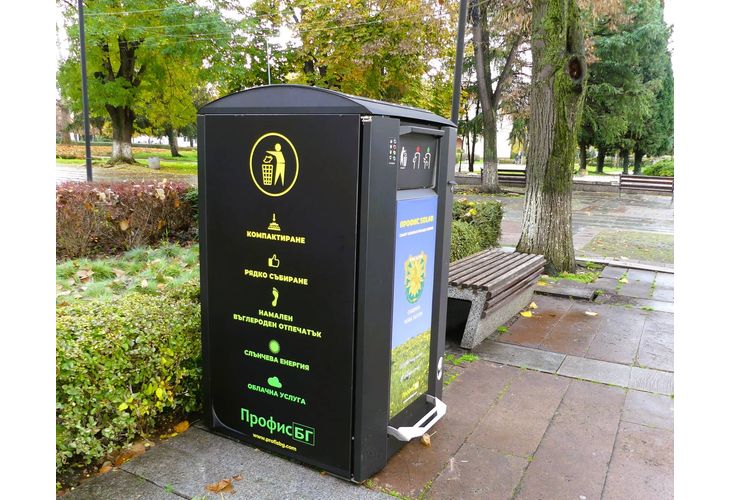 Нова Загора предприема още една стъпка към по-чиста и модерна градска среда, като монтира иновативно кошче със соларно захранване и вградена преса в централната част на града