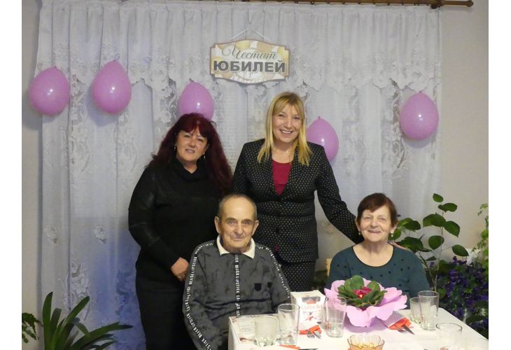 Кметът на Община Нова Загора Галя Захариева посети и поздрави лично над 150 семейства от всички населени места на територията на общината, които имат повече от 50 години съвместен живот