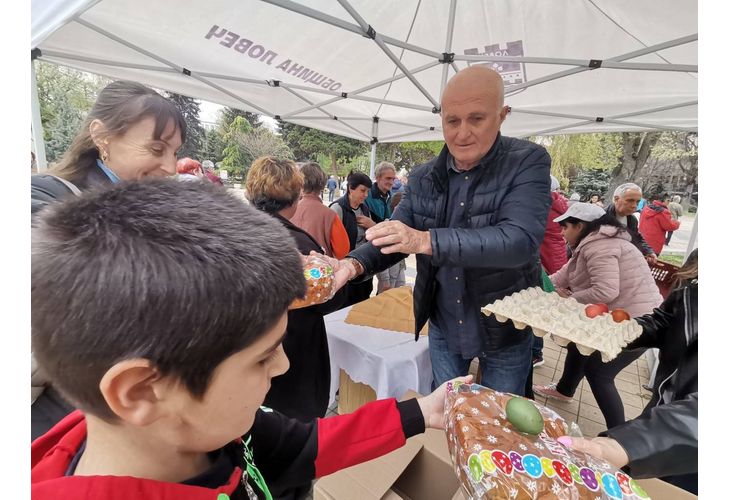 Община Ловеч раздаде на граждани 400 вкусни козунаци шарени яйца