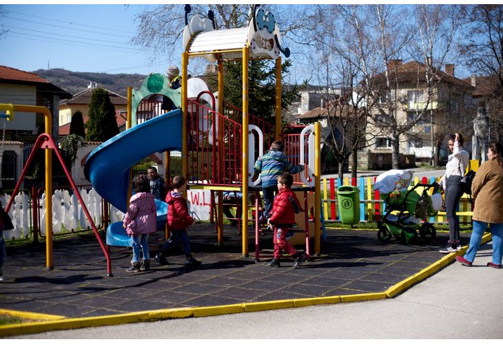 Община Мездра зарадва деца и родители с обновена детска площадка
