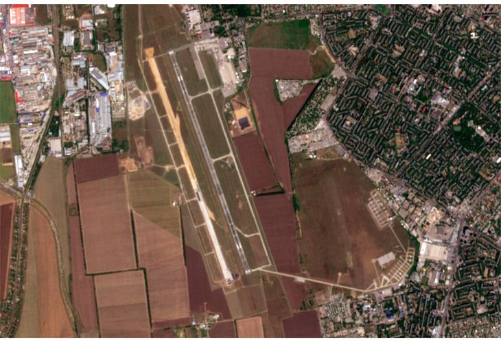 Руските военнопрестъпници разрушиха пистата на Одеското летище. Тя е била
