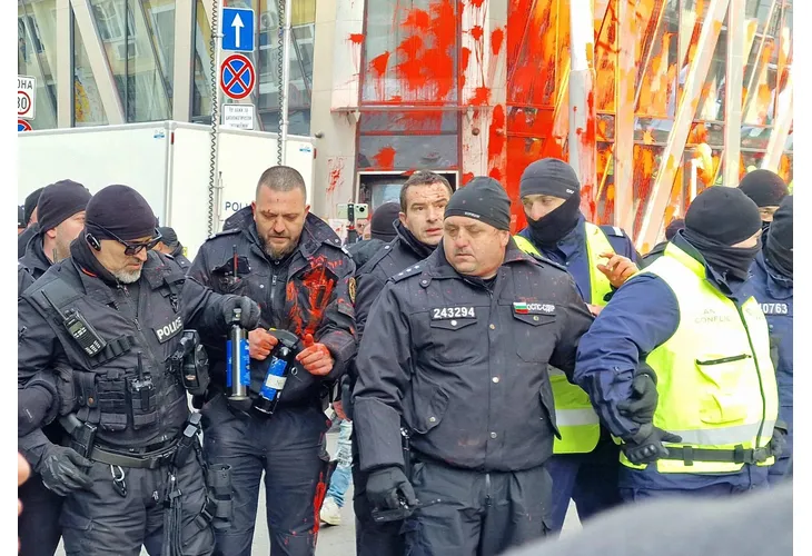 Омазани с червена боя от "Възраждане" полицаи Омазани с червена боя от "Възраждане" полицаи