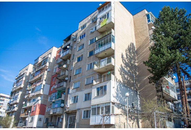 Определени са изпълнителите за санирането на два жилищни блока в Мездра 