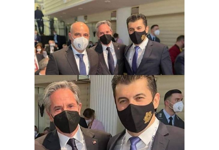 Оригиналната снимка с македонския премиер и цензурираната версия Кирил Петков стайл