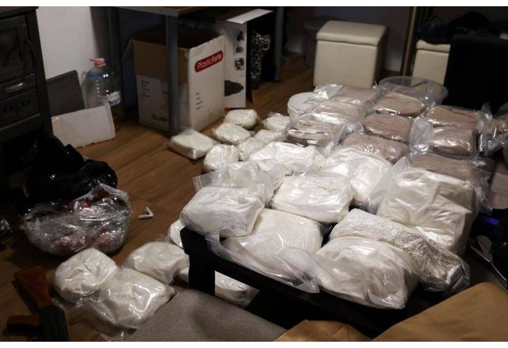 Оръжие и над 55 кг наркотици откри СДВР в къща в София