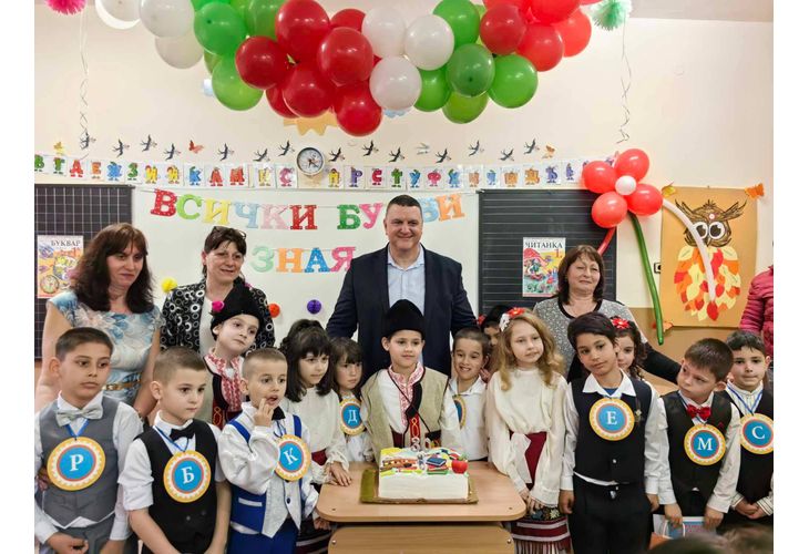 Първокласници от гр. Оряхово заявиха: "Ние вече сме грамотни" Първокласници от гр. Оряхово заявиха: "Ние вече сме грамотни"
