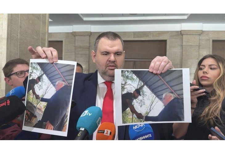 Пеевски показа снимки на Бойко Рашков с Мухата, задържан за изборите в Пазарджик Пеевски показа снимки на Бойко Рашков с Мухата, задържан за изборите в Пазарджик