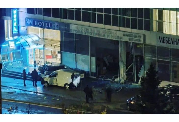 Пиян шофьор катастрофира в спирка във В. Търново