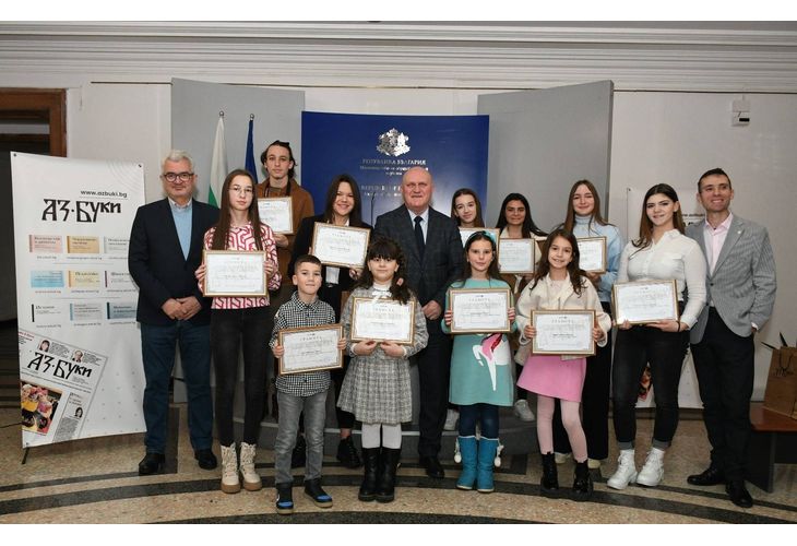 Победителите във фотоконкурса на издателство "Аз-буки" Победителите във фотоконкурса на издателство "Аз-буки"