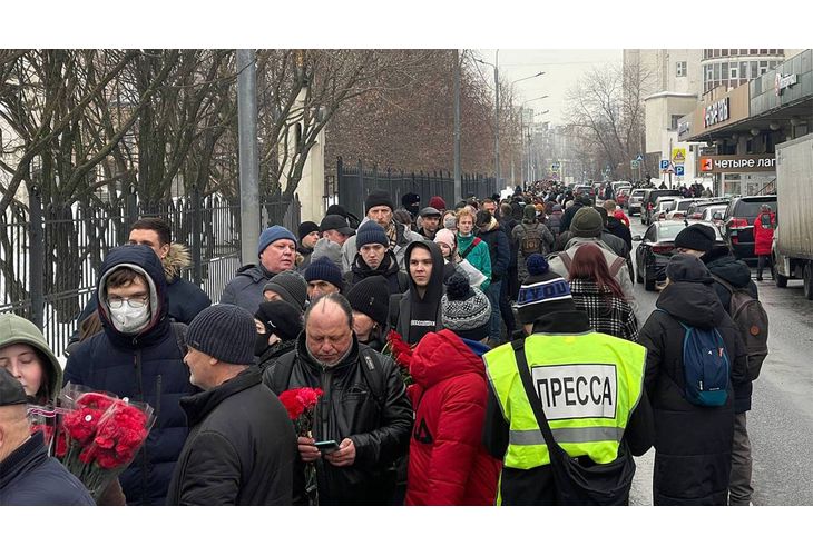 Опашката от желаещи да се сбогуват с опозиционния политик Алексей Навални, който загина в колония отвъд Полярния кръг на 16 януари, се простираше в продължение на километър